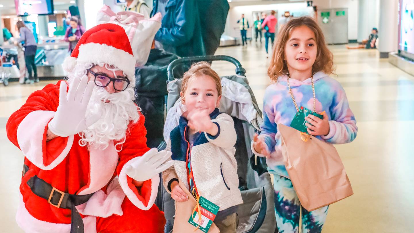 Más de 400 pasajeros que llegaron al país desde España fueron recibidos por Santa quien les tenía sorpresas navideñas al llegar al aeropuerto Juan Santamaría