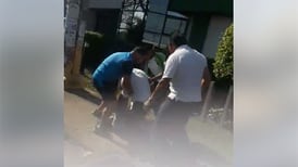 Choferes de bus se gorrean a un joven en San Pedro