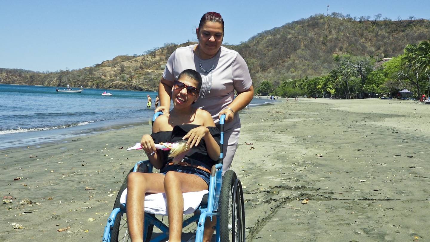 Playa Hermosa alquilará sillas de ruedas para meterse al mar.