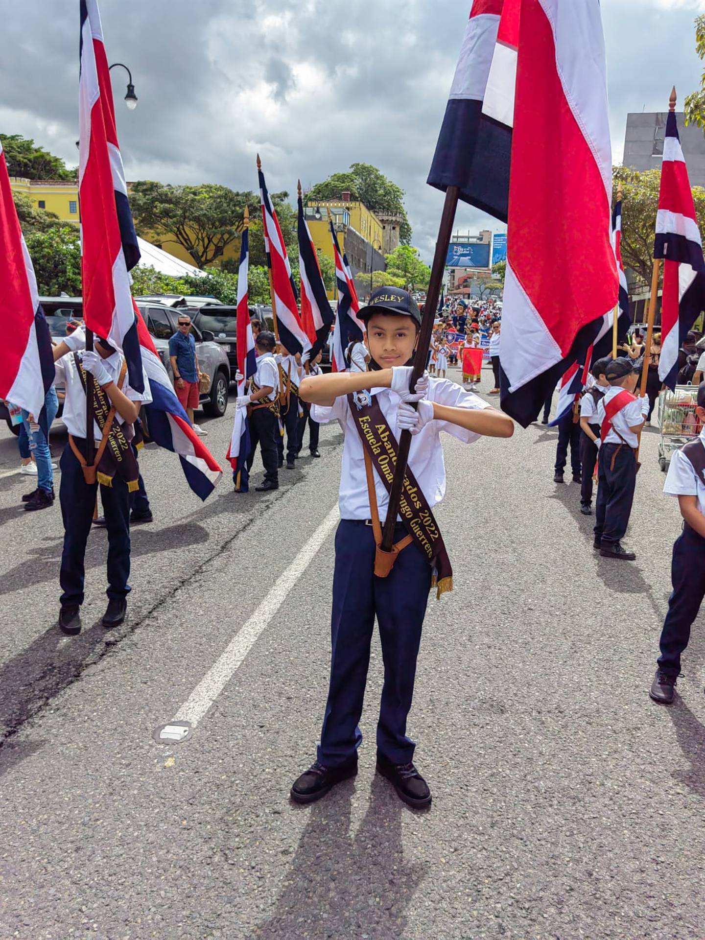 San José se vistió de blanco, azul y rojo, para celebrar con desfiles los 201 años de vida Independiente. En la foto, Wesley González Salazar, abanderado de la escuela Omar Dengo de barrio Cuba.