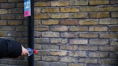 Prueban “pintura antipipí” para evitar que los hombres orinen en la calle