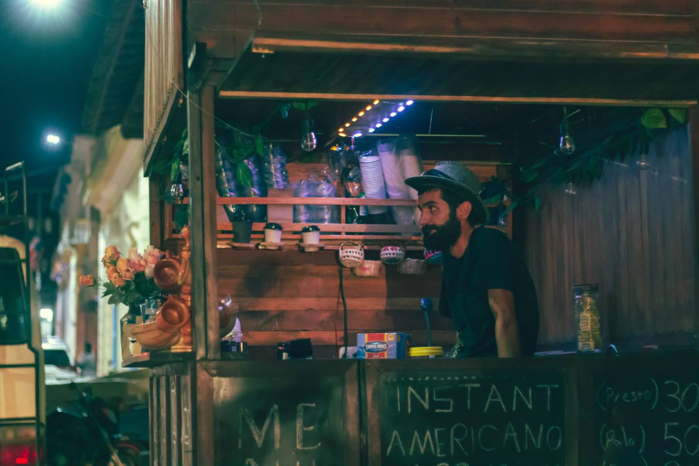 Amin Sadigh es un iraní que llegó a Costa Rica hace un año y la rompe vendiendo cafecitos en la calle.