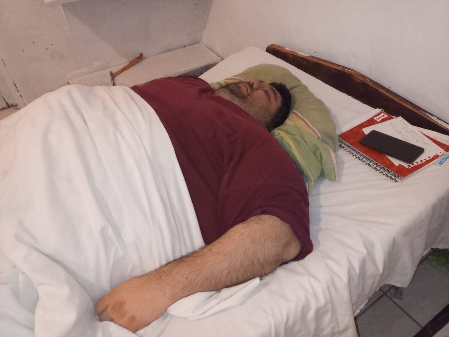 Los últimos tres años han sido muy difíciles para Jairo José Marín Mesén, ya que ha tenido que vivir “encarcelado” a su cama porque la obesidad mórbida que sufre ya no le permite ni levantarse