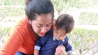 Bebé de mensajero que murió arrastrado por río lleva un año siendo el consuelo de su mamita 