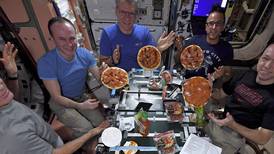 (Video) Astronautas preparan pizzas que están fuera de este mundo