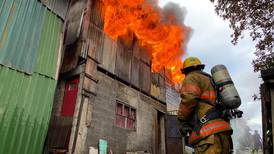 (Video) Falta de agua puso a sufrir a bomberos en incendio de barrio Cuba