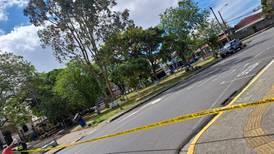 Cierran calle en Sabanilla para revisar carro que estaría relacionado con balacera en Vargas Araya