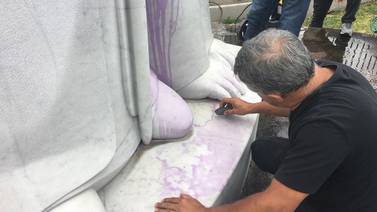 Limpiar la escultura de Juan Pablo II costó ¢500 mil
