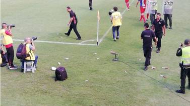 Aficionados del Independiente de Medellín le arrojaron jeringas con sangre a sus jugadores