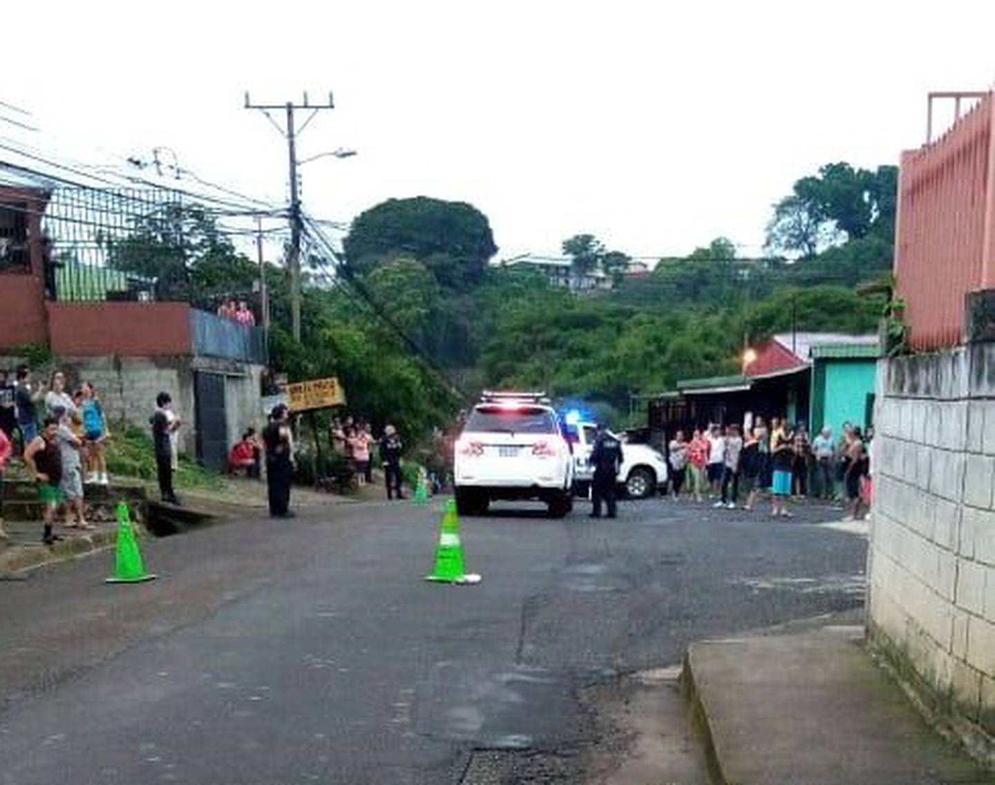 Hombres es asesinado dentro de carro en el Invu Las Cañas, Alajuela. Foto cortesía.