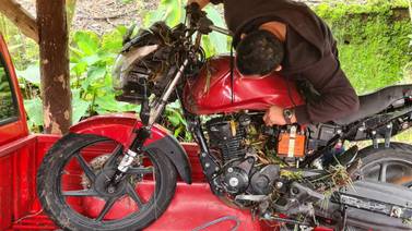 Ángeles le darán moto nueva a pulseador que perdió la suya por culpa de las fuertes lluvias (video)