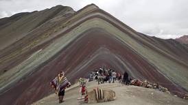 Montaña de Colores dispara turismo cerca de glaciar en Perú