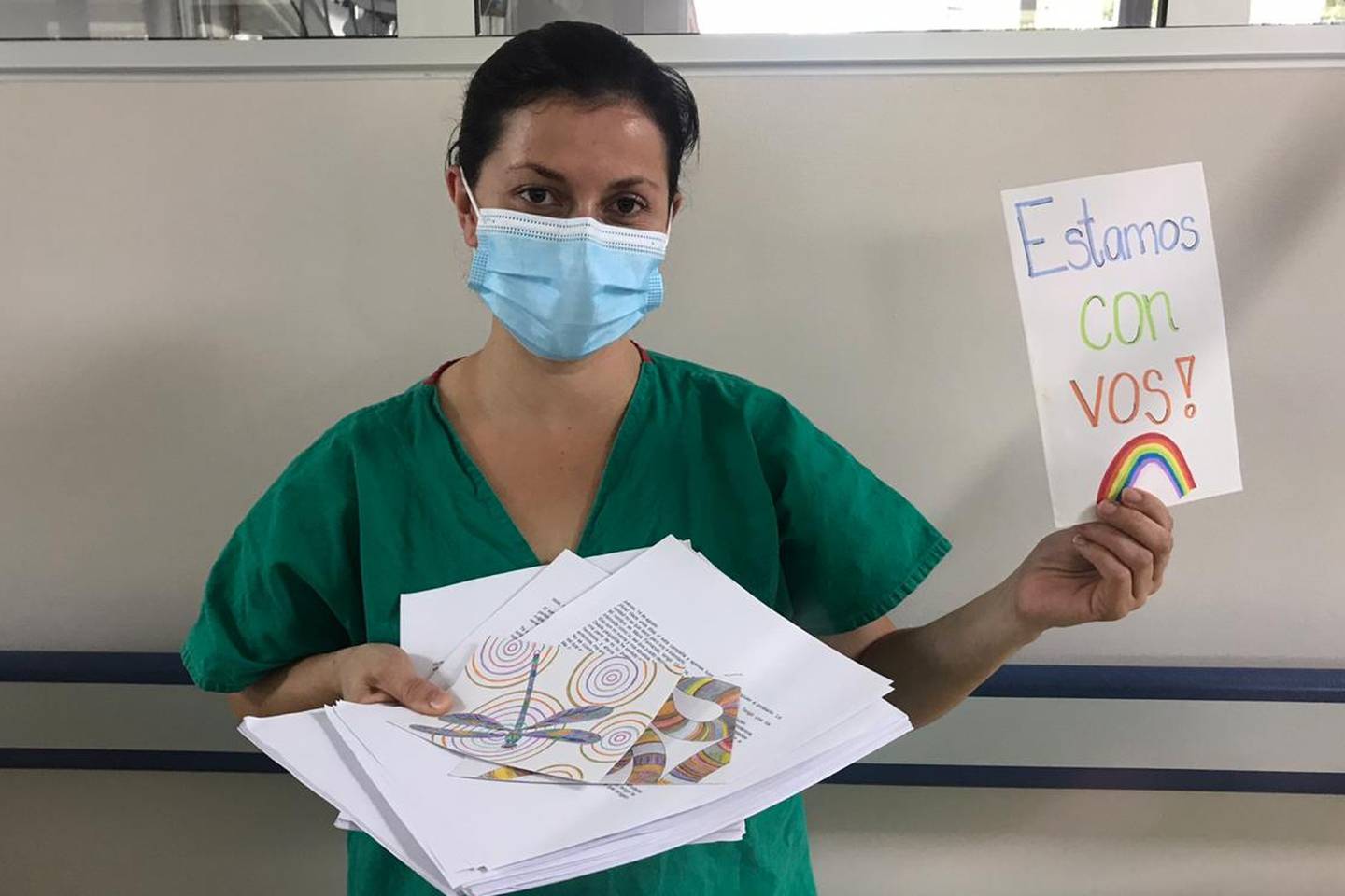 Una de las trabajadoras que hace un esfuerzo, y saca tiempo de su jornada para entregar y leer los emotivos mensajes a los pacientes, es la doctora Arlín Madriz Martínez, de 38 años y con 14 de servir en la Caja.