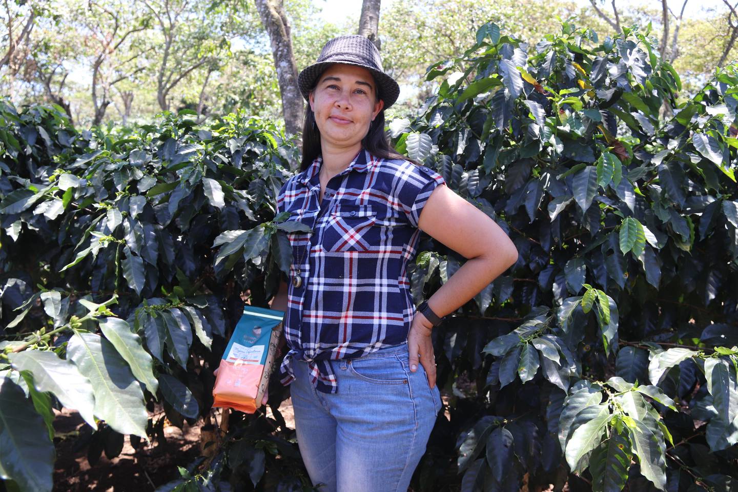 De las faldas del Volcán Poás y en los alrededores de Grecia en Alajuela, son las 34 mujeres caficultoras que unieron sus fuerzas para cultivar y recolectar café con calidad de exportación, la marca es Café Esencia de Mujer. En la foto, doña Lisbeth Bolaños Bolaños, cafetalera de Grecia.