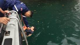 (Video) Guardacostas rescatan a seis pescadores en el mar picado