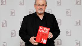 Escritor Salman Rushdie en cirugía tras ser atacado