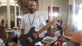 (Video) Guitarras ayudan a hombre a controlar el síndrome de Tourette