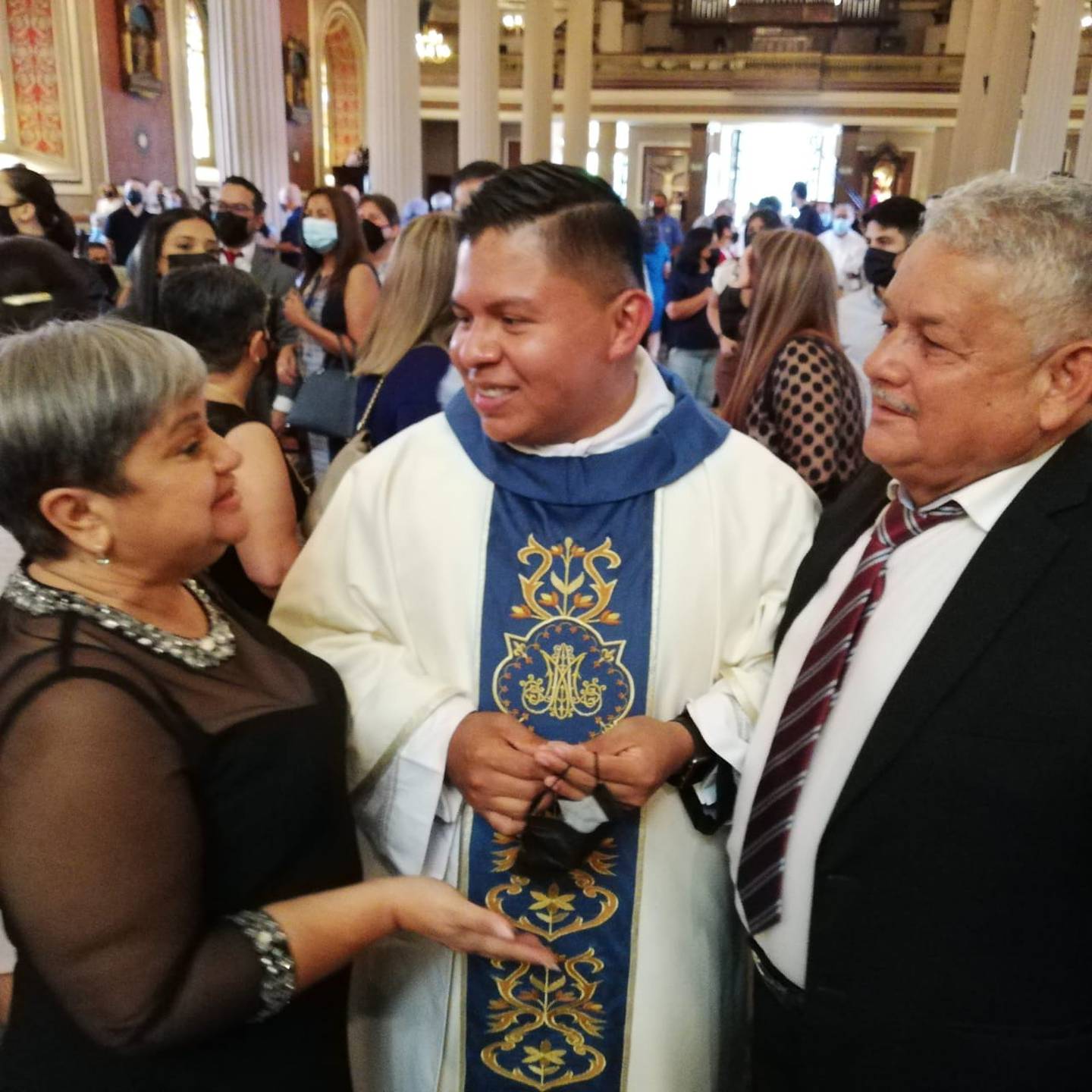 Siete nuevos sacerdotes fueron ordenados este miércoles 8 de diciembre en la catedral Metropolitana Santuario Nacional San José. En la foto el padre Pablo Daniel Morales Corrales conversa con su familia.