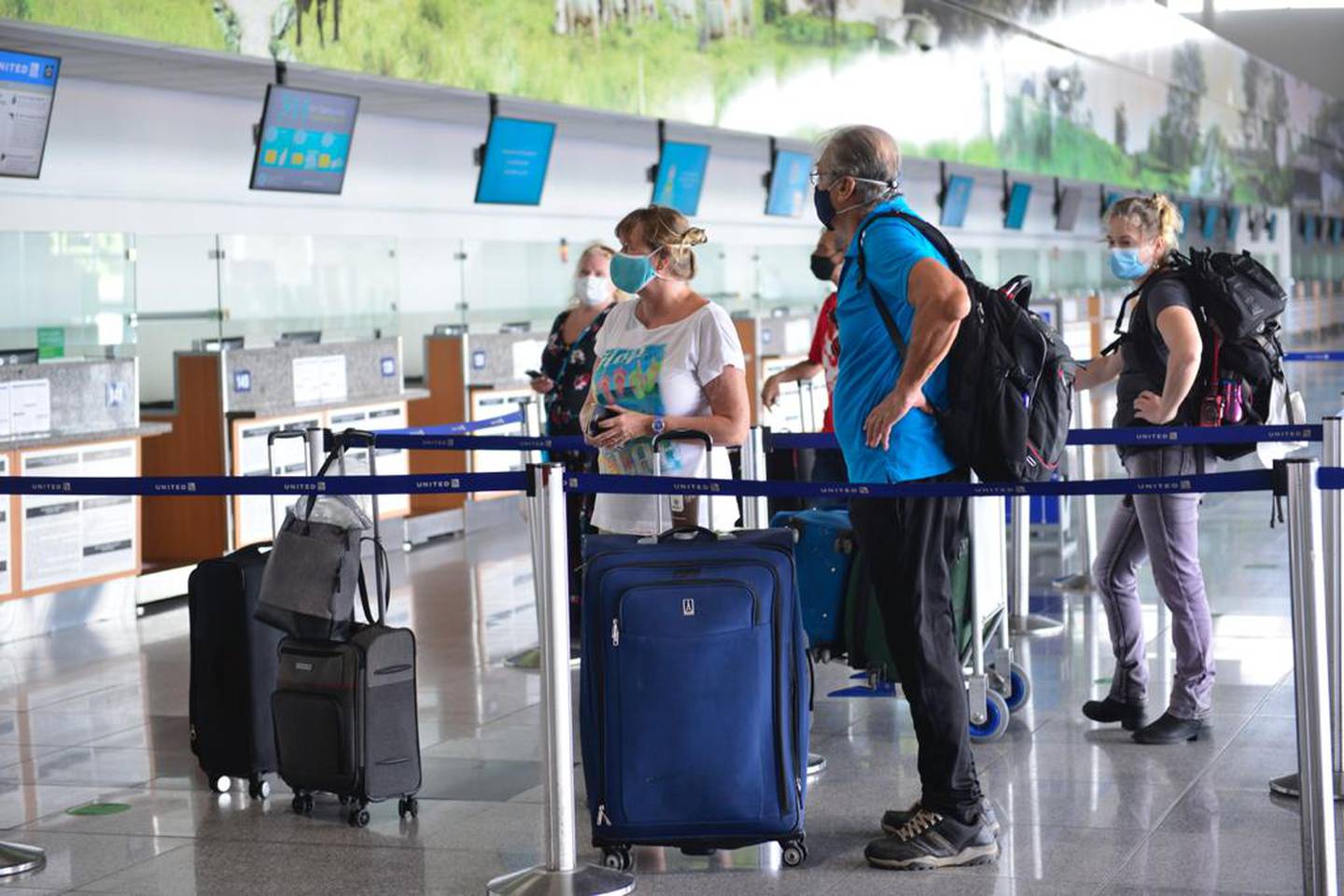 El ICT efectuará la revisión en línea de los seguros internacionales de los turistas que visitan el país. En la imagen, visitantes extranjeros en el aeropuerto Juan Santamaría. Foto: Cortesía ICT.