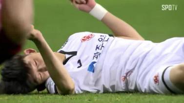 ¡Nada le pasó! Futbolista coreano se rompió el cuello, se quebró un dedo y perdió la memoria en una misma jugada