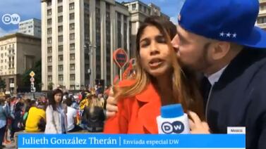 (Video) Aficionado besa a periodista en media transmisión en vivo desde Rusia