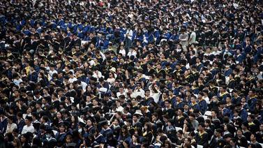 Graduación masiva en Wuhan: 11.000 estudiantes (sin mascarilla) reciben su título