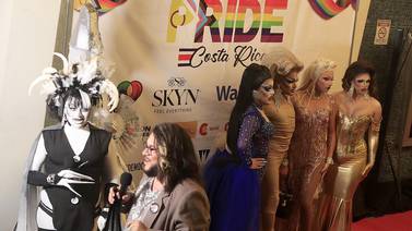 Una de las transformistas del Pride Awards brilló a más no poder gracias a su mamita 