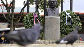 Develan busto de don Manuel Mora Valverde en el lugar más simbólico posible, la plaza de las Garantías Sociales