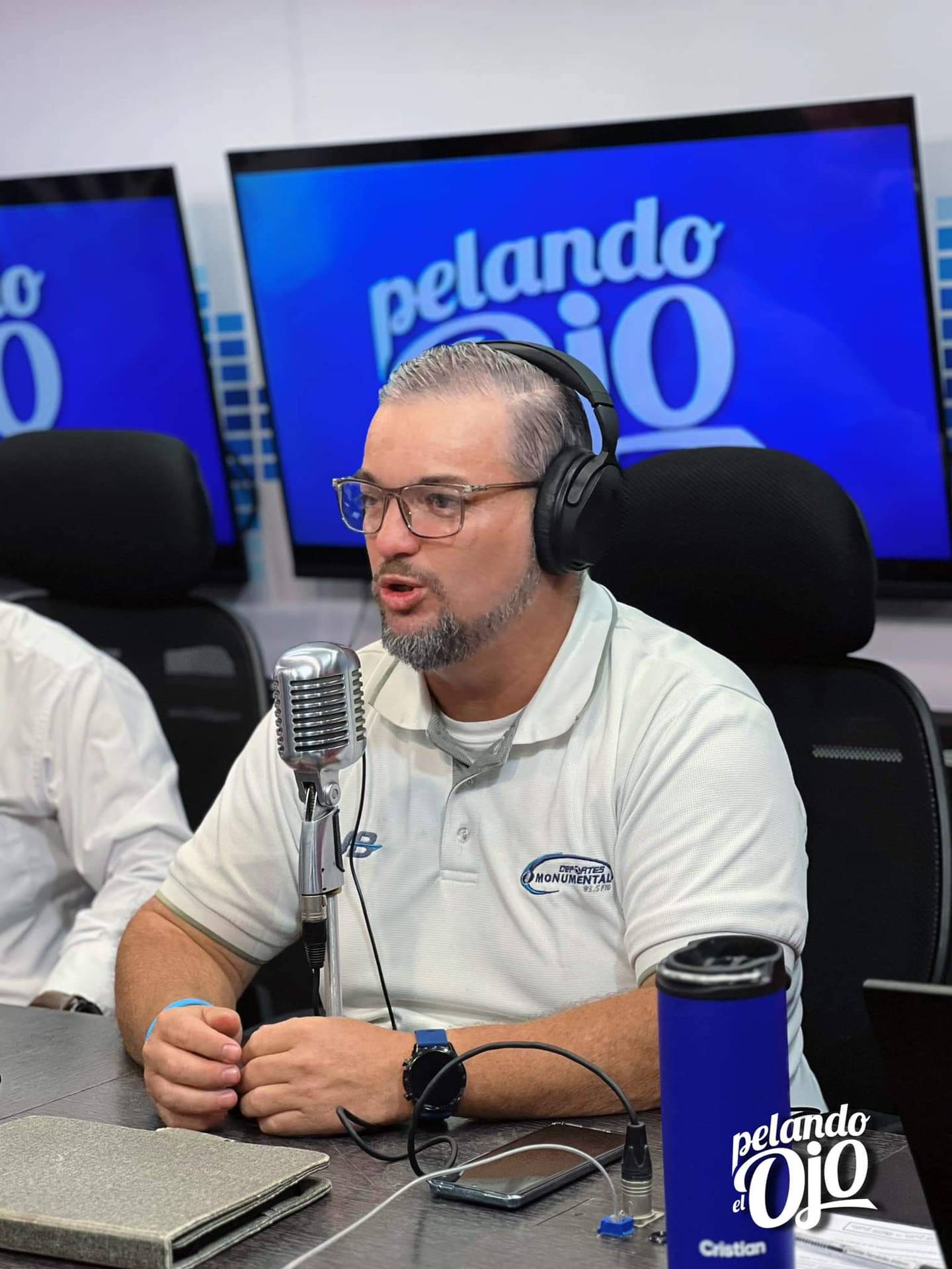 Glen Montero González, sonidista o controlista de radio Monumental y Pelando el ojo.