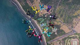 Paracaidistas de 14 países llenan de color el cielo en playa Tambor