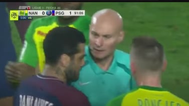 Roja a Marvin Angulo por choque con árbitro recuerda video viral de una jugada similar en Francia