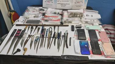 Policías hallan 6 celulares escondidos en bodega de la cocina de La Reforma 