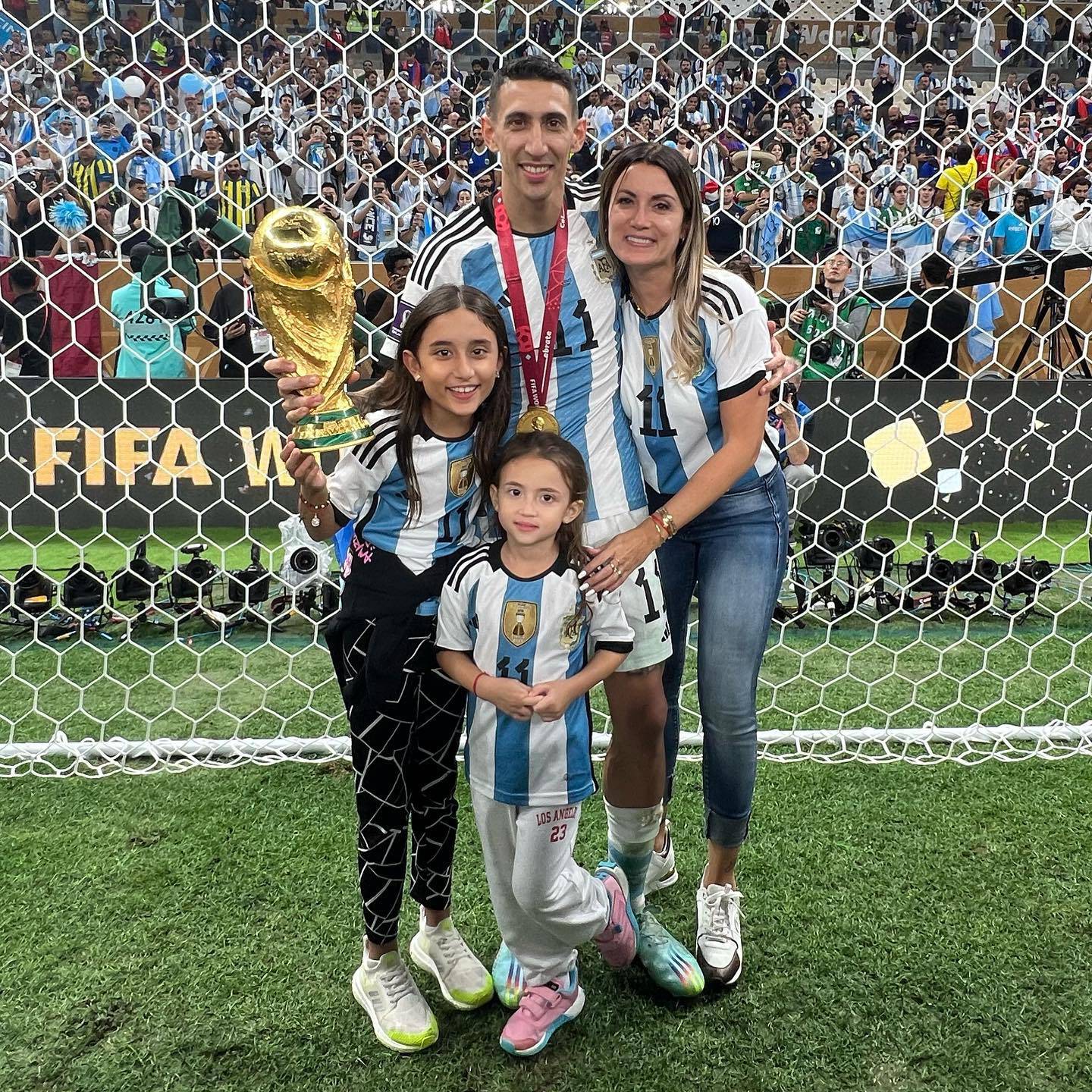 Los jugadores de Argentina celebraron con sus familias el haber ganado la Copa Mundo de la FIFA Qatar 2022. En la foto, Ángel Di María y su familia.