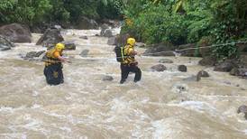 Rescatan a 30 personas que quedaron atrapadas por crecida de río