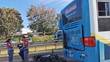 Motociclista pierde la vida trágicamente tras chocar contra parte trasera de bus 