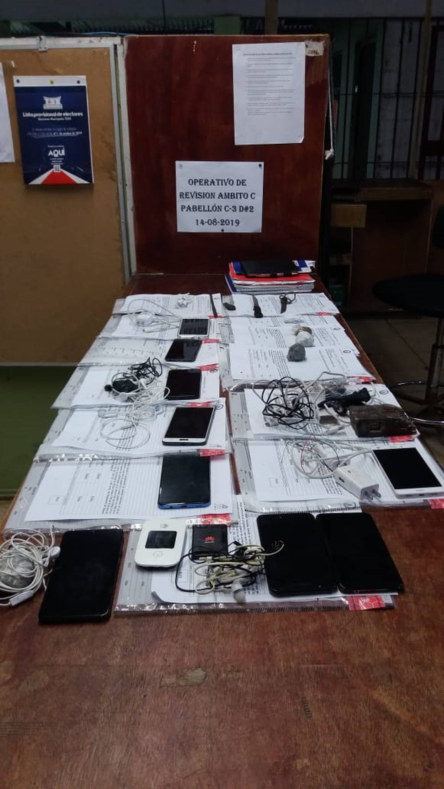 Decomisan 17 celulares en la cárcel La Reforma. Foto Policía Penitenciaria