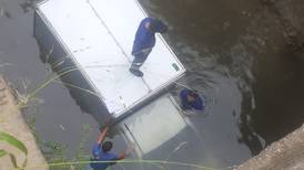 Camión cae a un río y pasajeros logran subirse al techo para salvarse