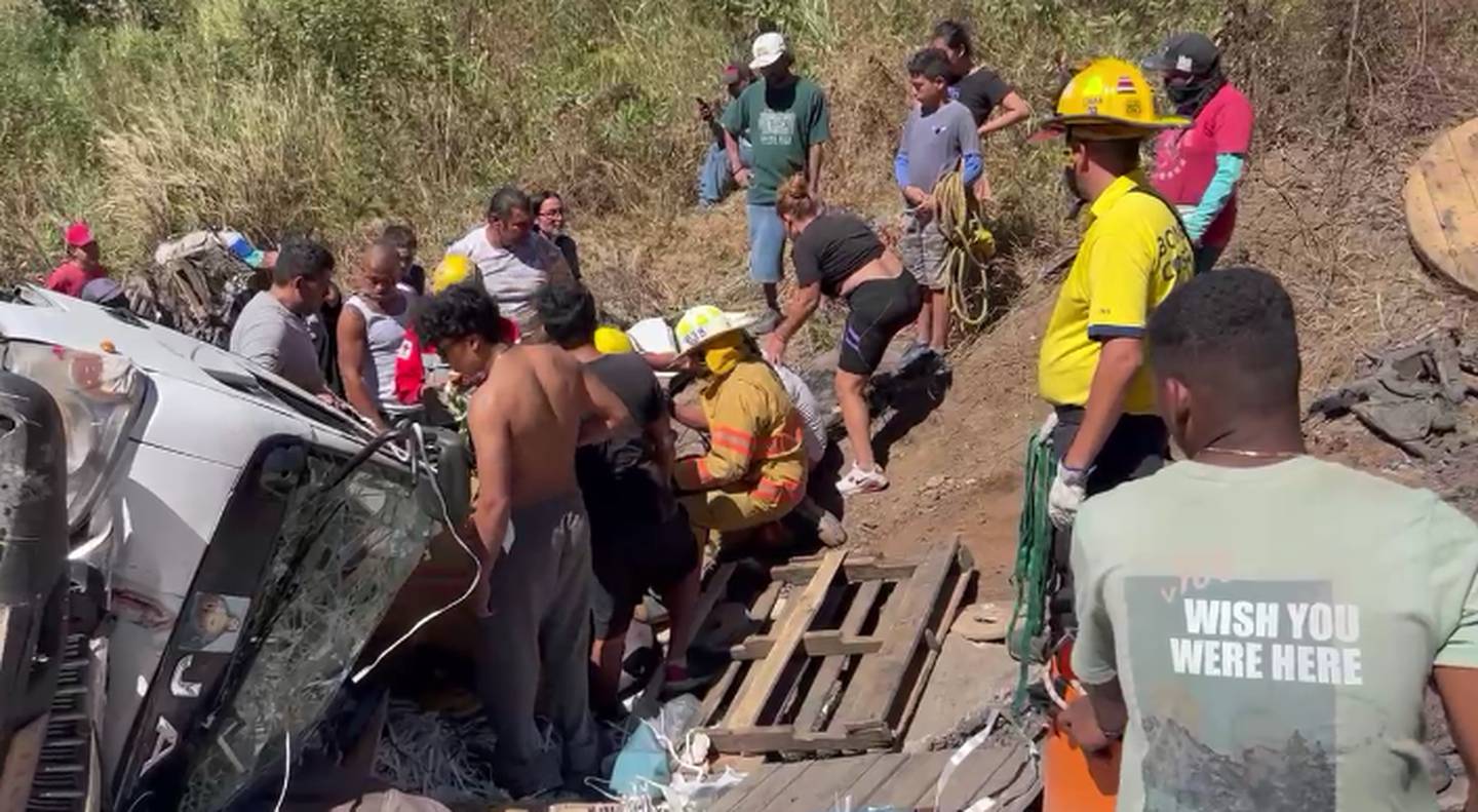 Camión de basura con dos trabajadores cae en Tajo de Pavas. Foto: Bomberos