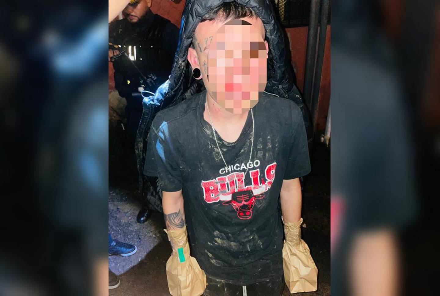 Un adolescente de 17 años dejó una teni botada al huir tras matar al investigador del OIJ Jeiner Gómez Guzmán. Foto: Cortesía para LT