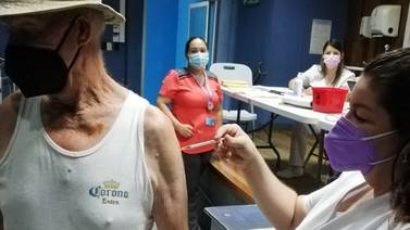 Se vacunó contra el covid-19 uno de los 804.331  costarricenses que busca la Caja