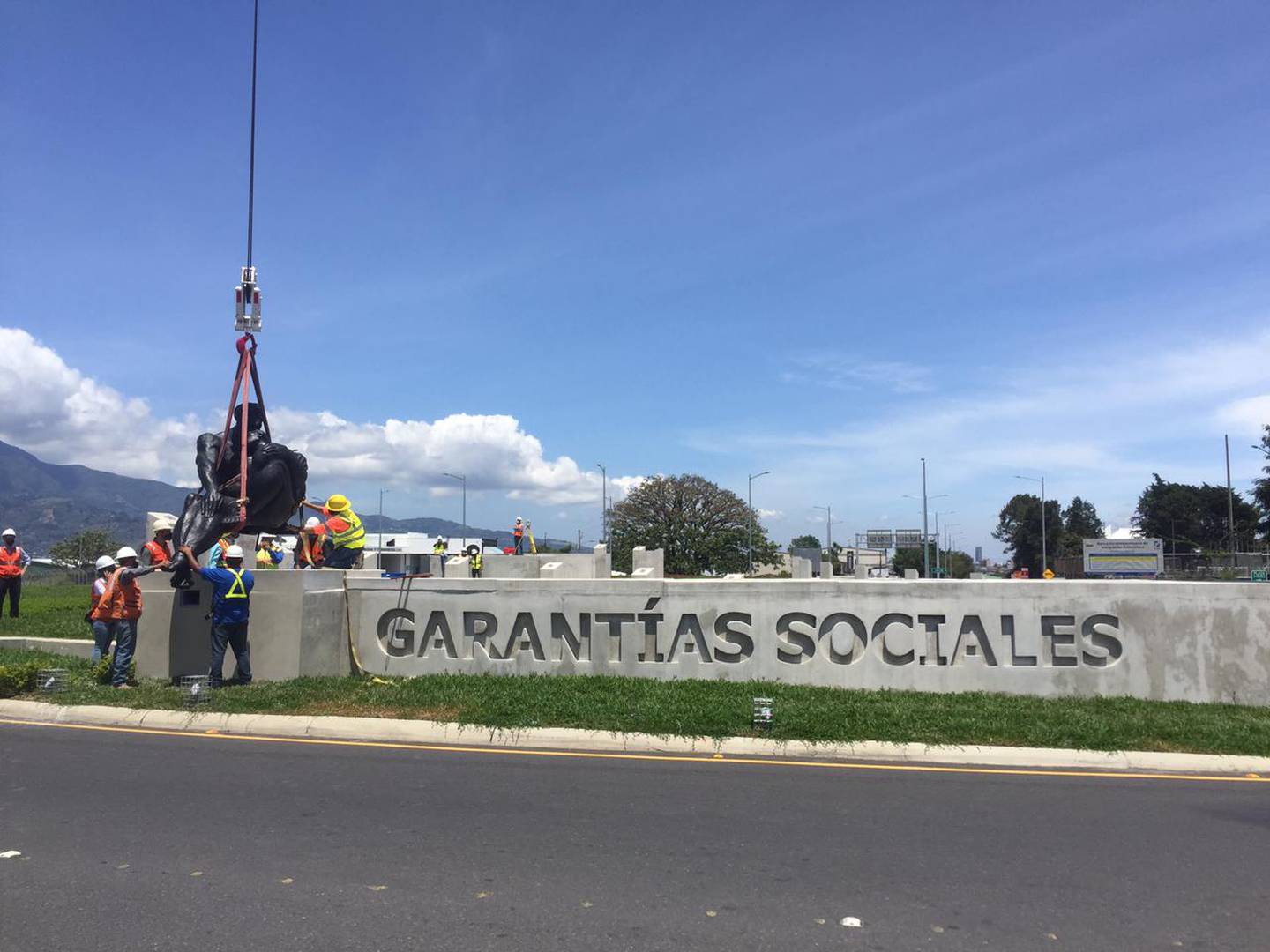 Después de 8 meses de restauración el Monumento a las Garantías Sociales volvió a la rotonda de Zapote este martes 27 de abril.