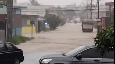 Diez emergencias por lluvias: Agua subió hasta un metro en calles de Desamparados