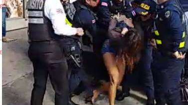 (Video) Detienen a modelo Andreina Samudio por manejar tapis,  chocar moto y tratar de darse a la fuga en el Paseo Colón