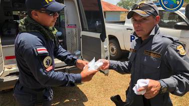 “Arman” con medicamentos a policías que caminan por las fronteras