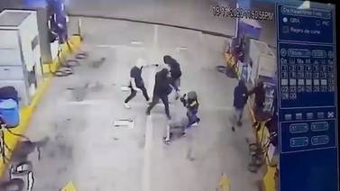 Entre siete asaltantes atacan a pistero en bomba de San Ramón 