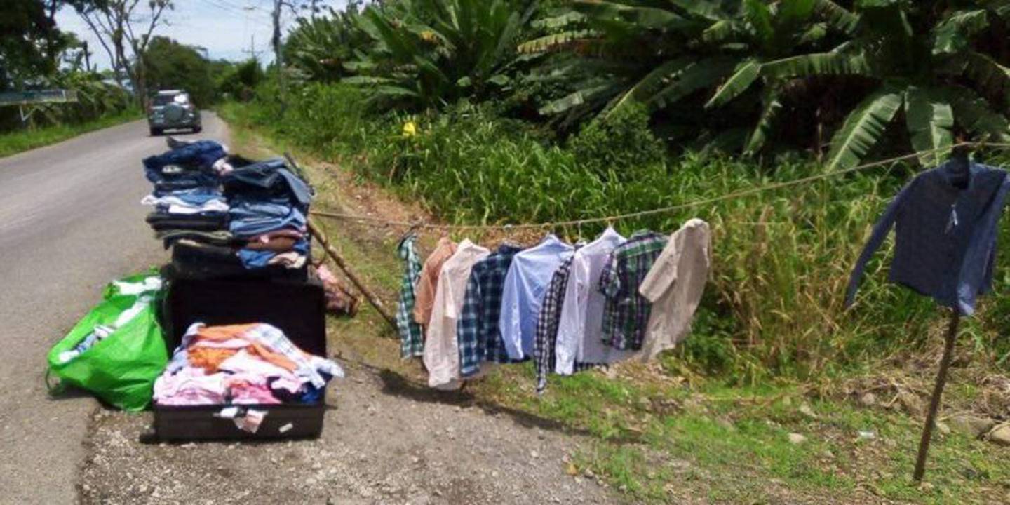 Una familia de Upala la pulsea bonito vendiendo ropa americana de segunda, pero como no tienen dinero para pagar un local, pusieron la venta a la orilla de la calle.