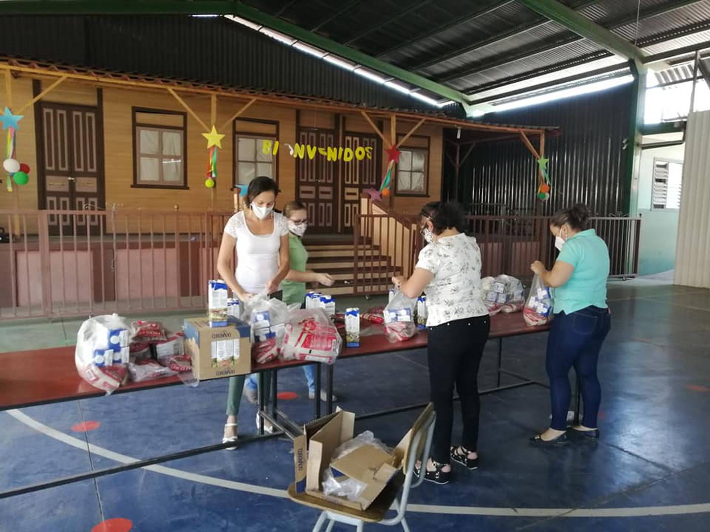 Fotos con comida botada a la basura por la Escuela Enrique Pinto Fernández, en San Rafael de Alajuela, tiene enfrentados a muchos papás de alumnos con la dirección del centro educativo.