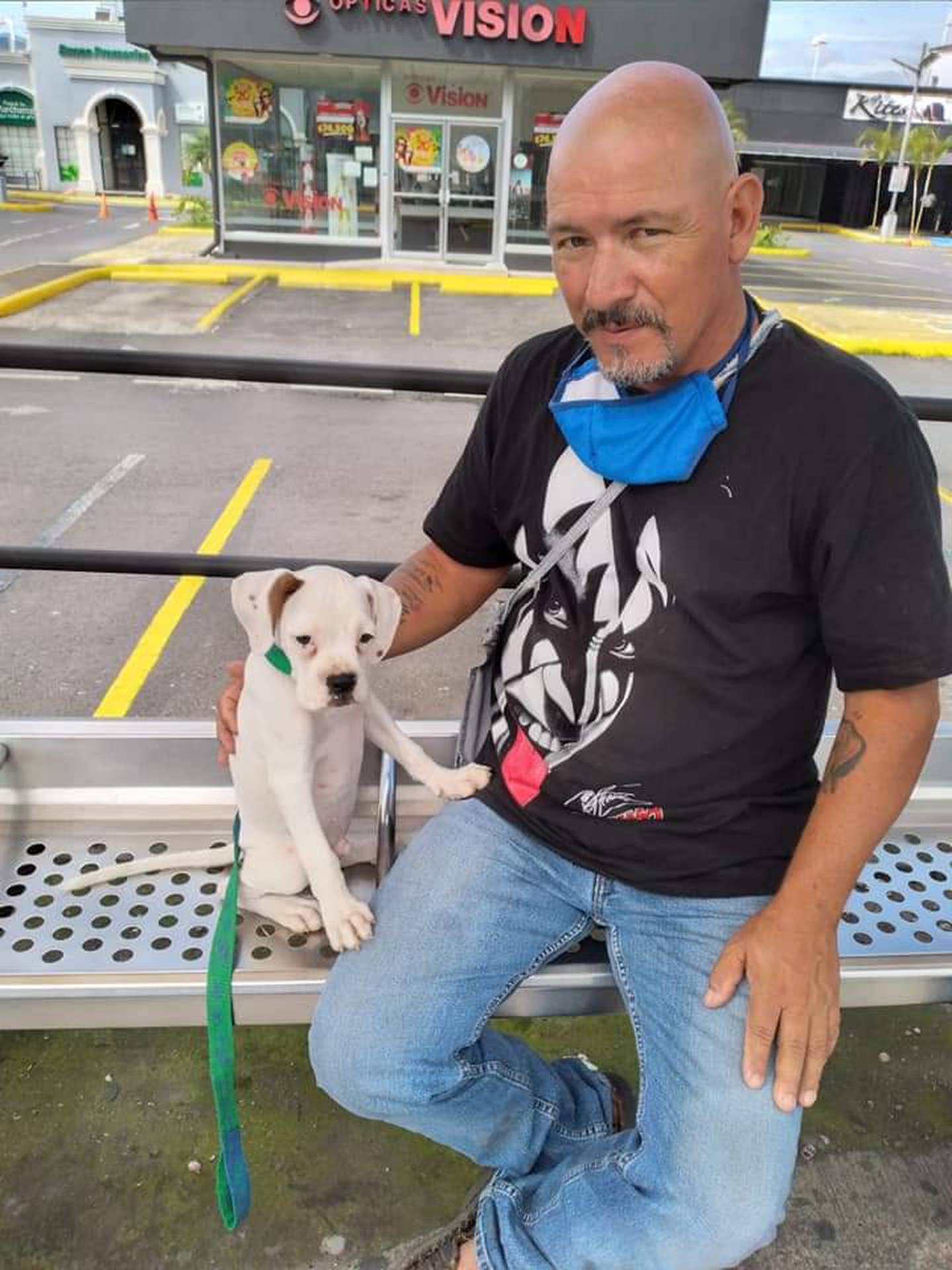 Lorenzo Alberto Cortés es un perro de raza bóxer de año y tres meses que es vecino de Lourdes de Agua Caliente de Cartago y es motoquero, el dueño es don Mario Cortés Villavicencio, más conocido como "Pato Cortés"