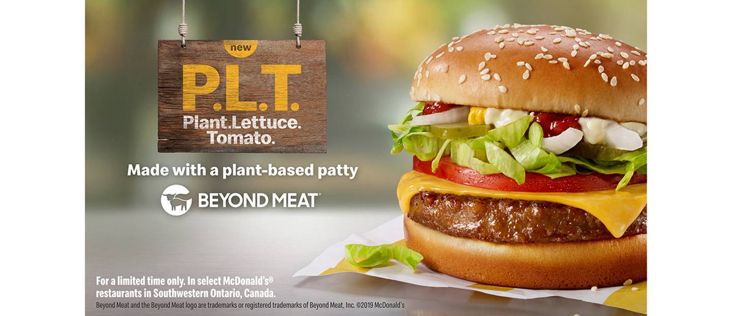 McDonald's finalmente se decidió a ensayar con una hamburguesa vegetariana. La cadena de restaurantes dijo el jueves que pondrá a la venta, en una prueba muy limitada en Canadá, su hamburguesa elaborada con “PLT”, que significa planta, lechuga y tomate.