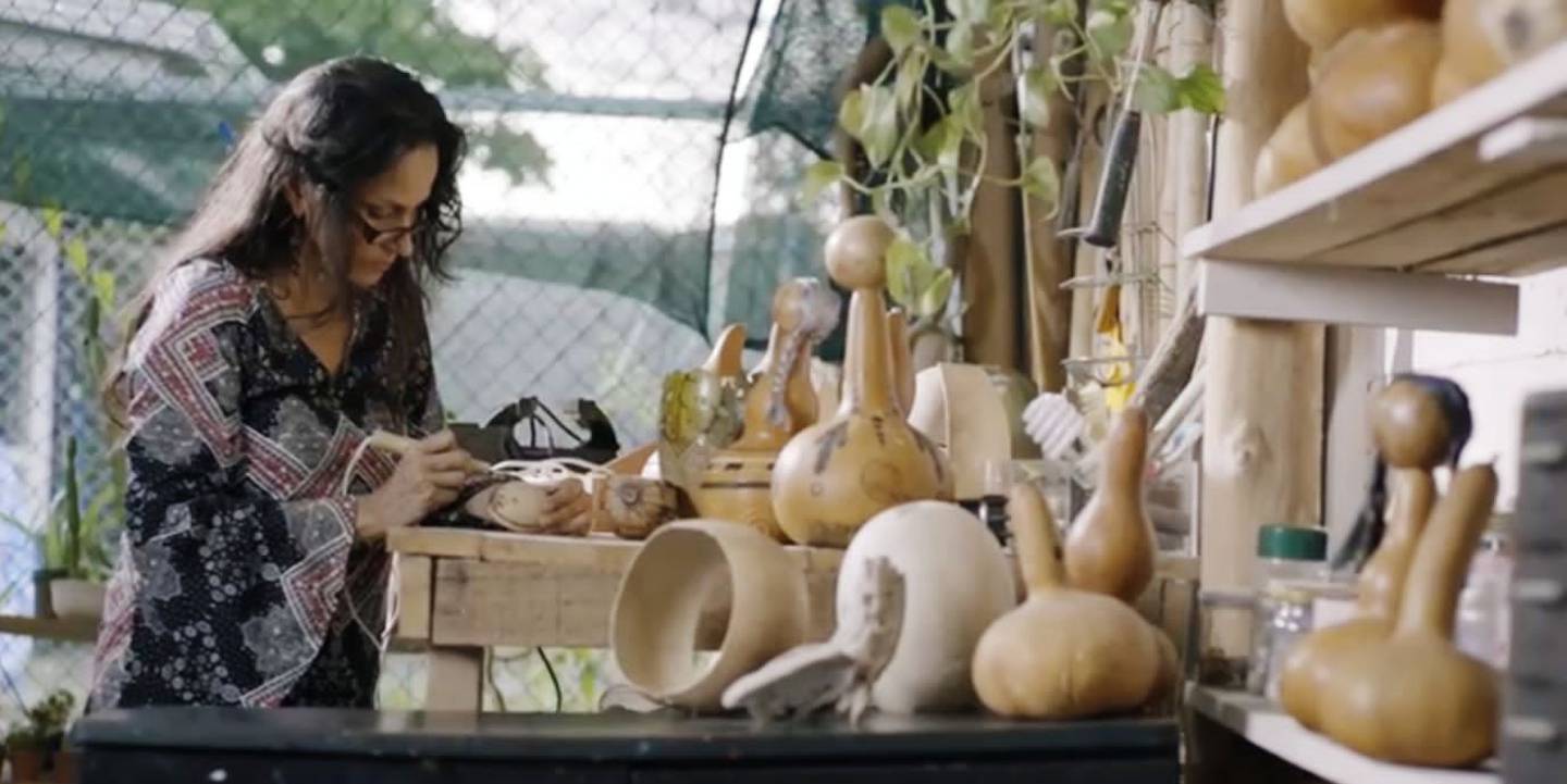 Ruth Guevara es una artesana nicoyana que hace artesanías que se venden en Japón, España, Estados Unidos, Suiza, entre otras naciones. Con negocito, Creaciones Imperio Colonial, fue seleccionada por la serie Rostros del Turismo del ICT.